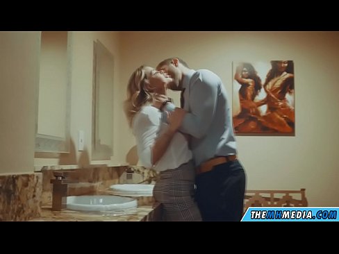 ❤️ Når en barmfagre blondine forfører dig på et offentligt toilet Kvalitets sex at da.xxxgr.ru ❌️